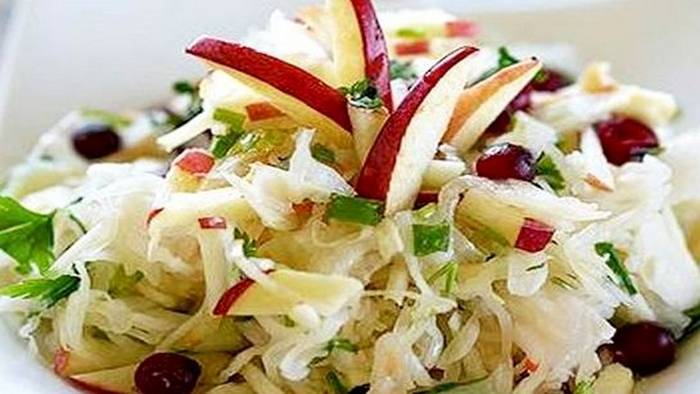 Как сделать зимний салат из квашеной капусты с яблоком и клюквой
