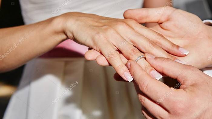 Почему мы носим обручальное кольцо именно на безымянном пальце?