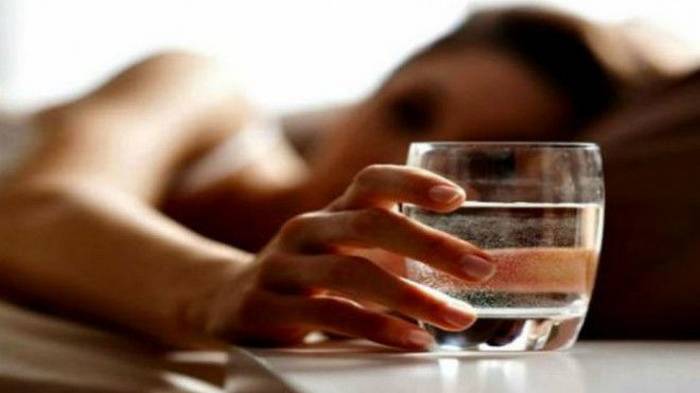 Почему следует ставить стакан воды на ночь у кровати