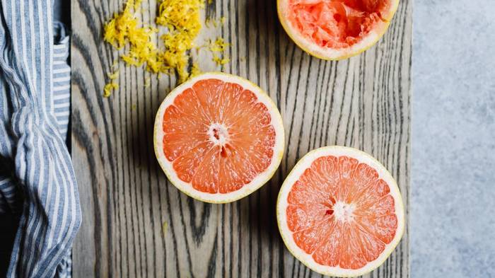 Рецепт диетического завтрака: запеченный грейпфрут с творогом