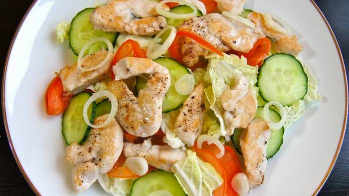 Рецепт салата из запеченной куриной грудки с овощами