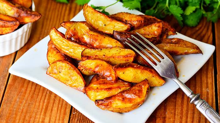 Хрустящая картошка дольками в духовке: рецепт дня