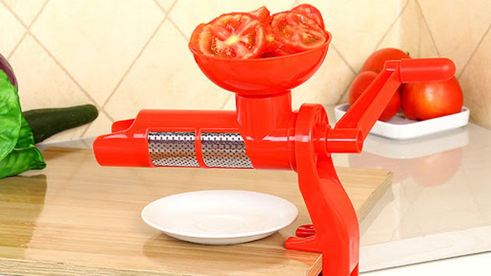 Как пользоваться ручной соковыжималкой для томатов?