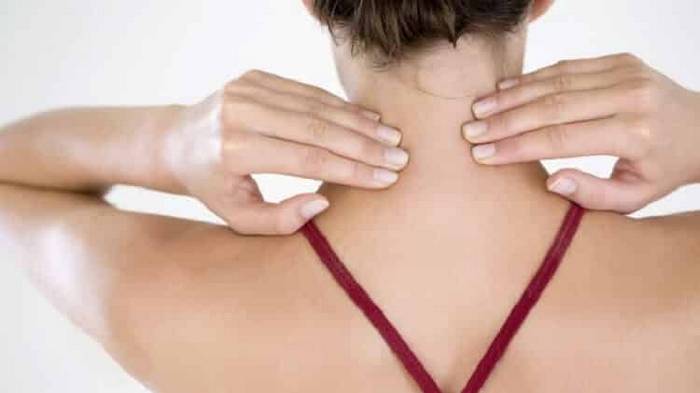 Как самостоятельно снять перенапряжение мышц шеи и устранить боль