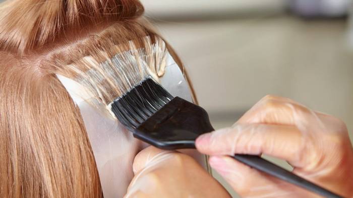 Почему стоит делать окрашивание волос в салоне красоты