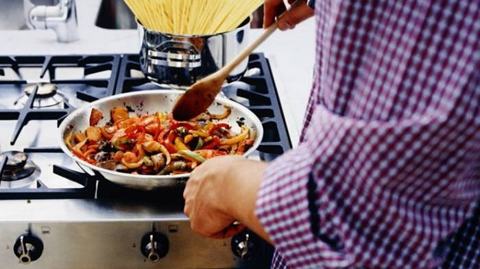 4 вкусных рецептов ужина для тех, кто не любит долго стоять у плиты