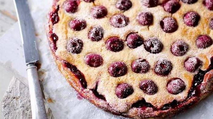 Как испечь сочный постный пирог с замороженными ягодами