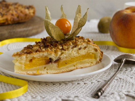 Пирог с персиками и грецкими орехами (рецепт)