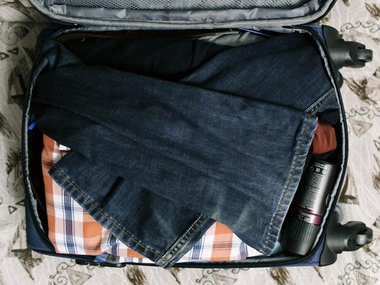 Как сохранить одежду не помятой в багажной сумке?