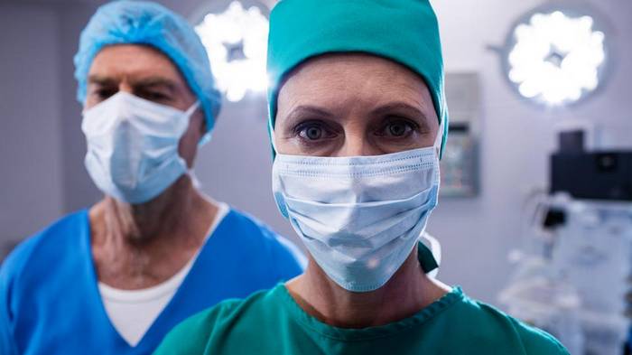 Почему хирурги носят только зеленую и синюю форму?