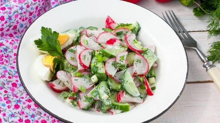 Рецепт полезного весеннего салата из редиса с капустой и орехами