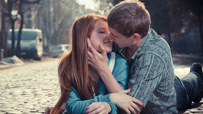 Как правильно поцеловать парня в губы в первый раз