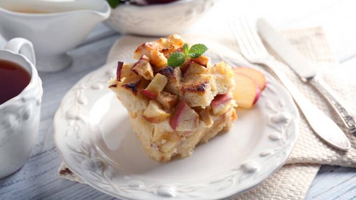 Рецепт ленивой яблочной шарлотки из хлеба