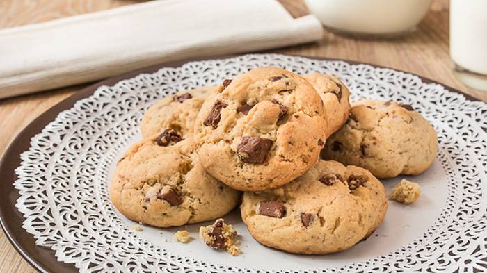 Как испечь хрустящее печенье с шоколадом и орехами