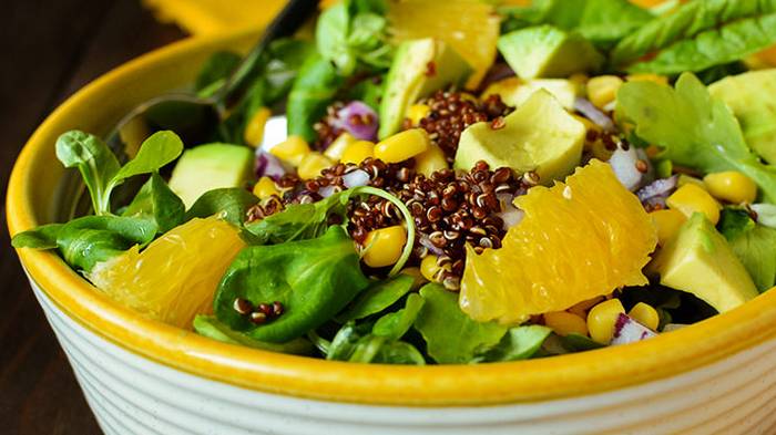 Рецепт яркого вегетарианского салата с авокадо и апельсинами