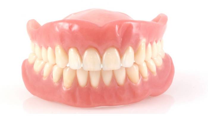 Из какого материала лучше изготавливать зубные протезы?