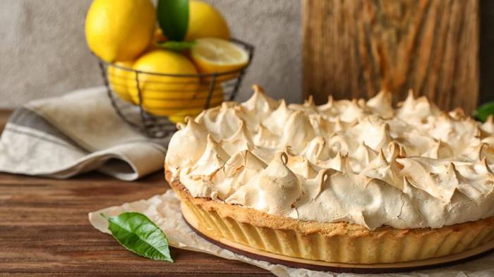 Необычный десерт: рецепт прозрачного лимонного тарта с безе