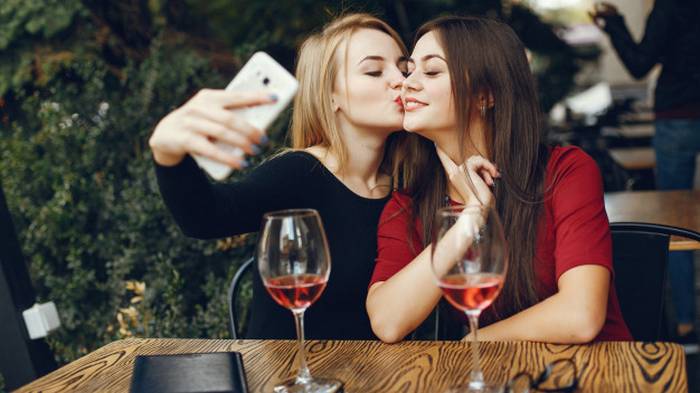 Ученые рассказали, почему женщинам нельзя завязывать отношения со спиртным