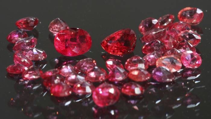 Почему красные драгоценные камни снова вошли в моду