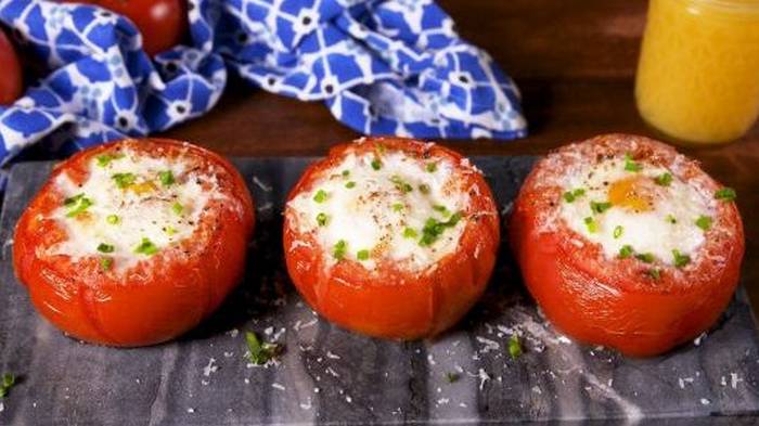 Как приготовить запеченные помидоры с яйцами