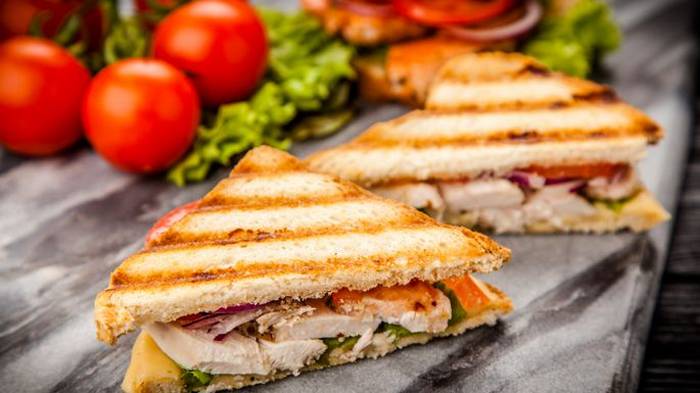 Рецепт для пикника: сэндвичи с запеченной курицей, сыром и овощами