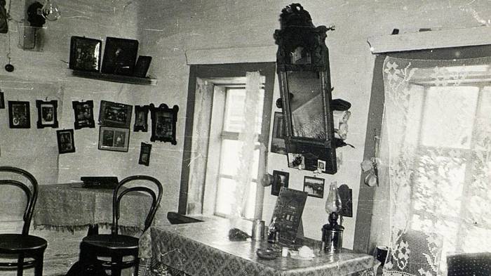 Почему в советские времена зеркала и картины размещали под углом и вешали под потолок