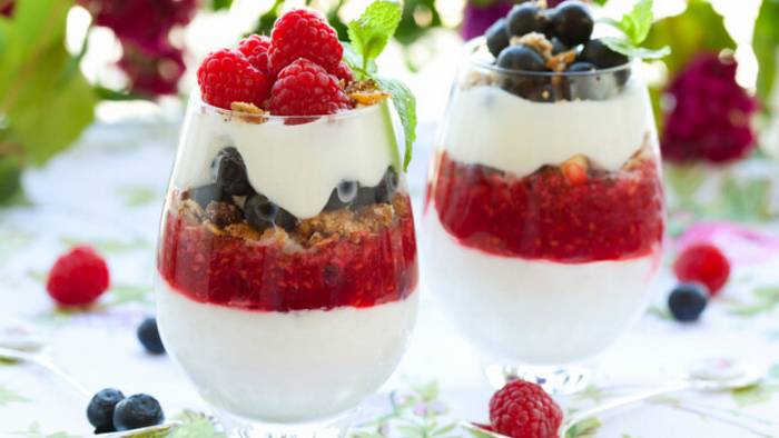 Рецепт диетического чизкейка в стаканчиках с гранолой и ягодами