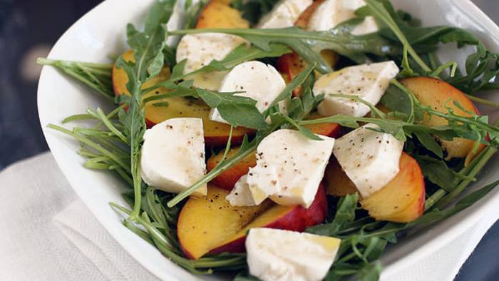 Рецепт летнего салата с персиками, хамоном и моцареллой