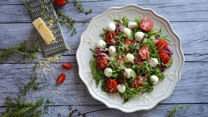 Рецепт простого салата из рукколы, помидоров черри и моцареллы