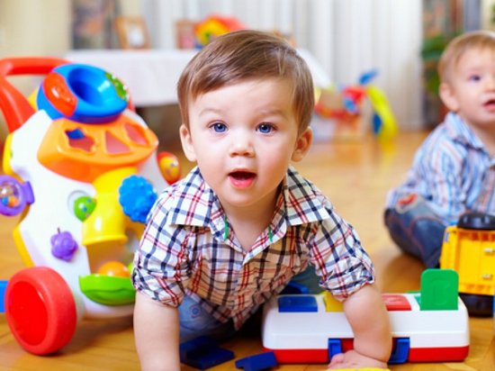 Как правильно подобрать игрушки для самых маленьких и детей постарше?