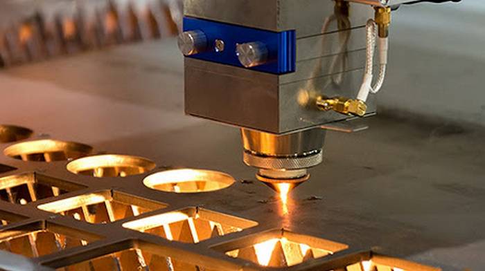 Преимущества и ключевые особенности лазерной резки листового металла в