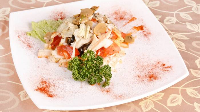 Рецепт праздничного салата из курицы, грибов и помидоров