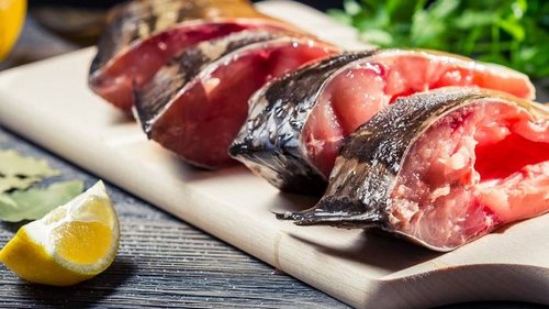Как запечь рыбу в свекольном соке