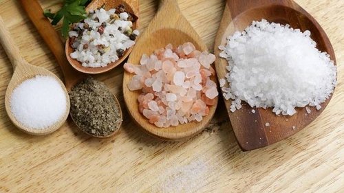Как использовать соль для красоты кожи лица