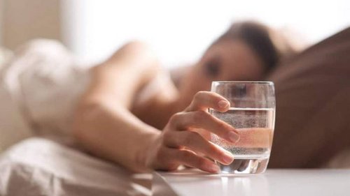 Почему следует ставить стакан воды у кровати на ночь?