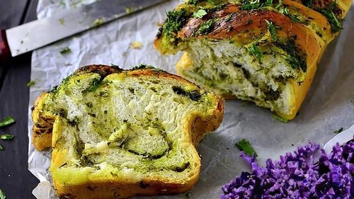 Рецепт чесночного пирога с зеленью и сыром