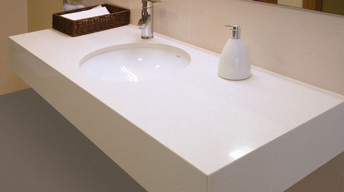 Искусственный камень для столешницы – оптимальный вариант в ванную