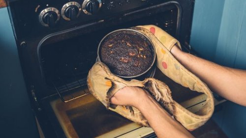 Как сделать съедобным подгоревший пирог