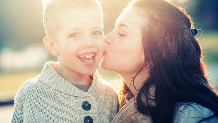 Можно ли целовать детей в губы? Мамы не согласны с психологами