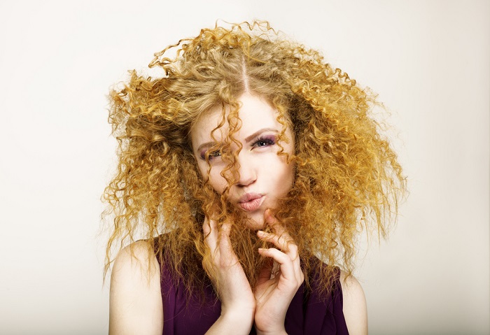 Если волосы сильно вьются, тебе категорически запрещено… Чтобы не лишить их последней влаги и не сделать ломкими
