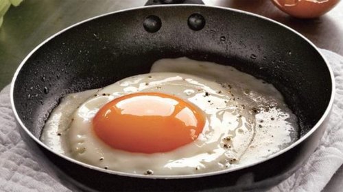 Почему нужно солить не яичницу, а масло, на котором она жарится