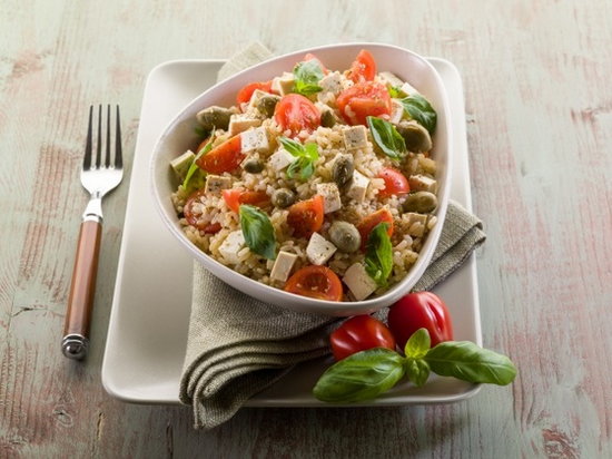 Рисовый салат с овощами и сыром (рецепт)