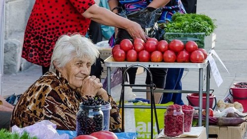 Почему стоит покупать продукты у бабушек на рынке