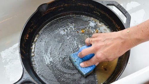 Старинный способ почистить сковородку от нагара и застывшего жира
