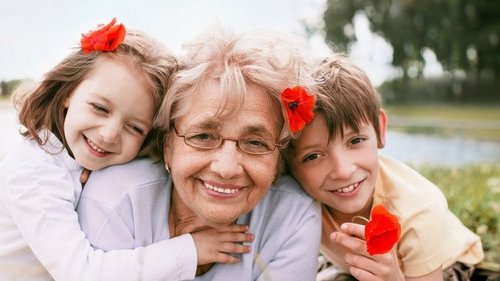 Почему пожилые люди нуждаются в общении с детьми