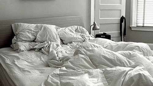 Можно ли спать на кровати или диване умершего родственника?