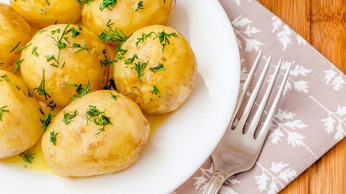 Как приготовить молодой картофель с чесноком