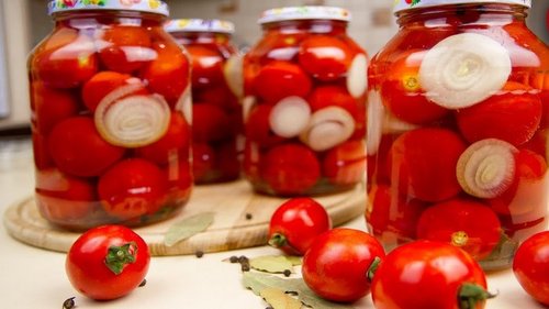 Рецепт консервированных помидоров с луком