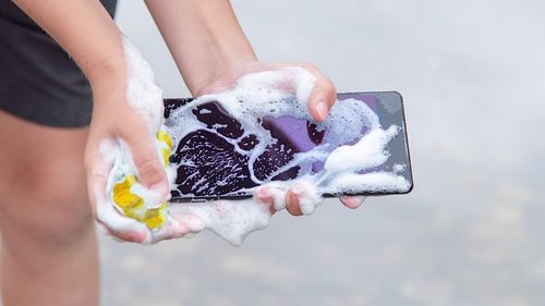 Нужно ли чистить поверхность смартфон