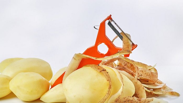 Почему стоит собирать картофельные очистки